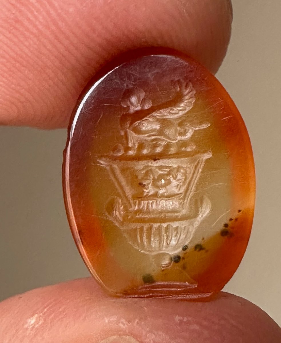 Grande intaille romaine en agate. Sphinx sur un cratère en cloche.-photo-2