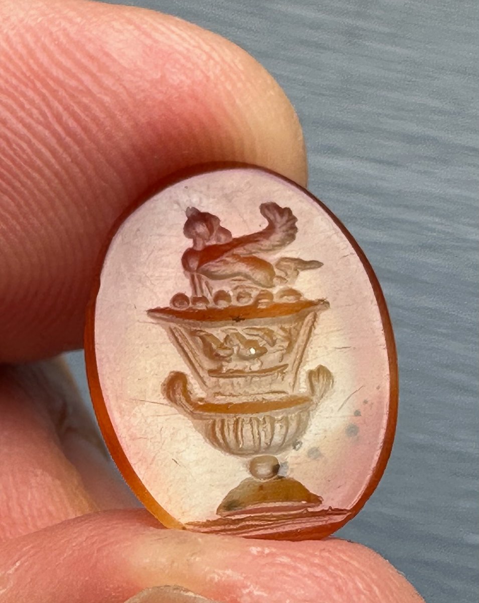 Grande intaille romaine en agate. Sphinx sur un cratère en cloche.
