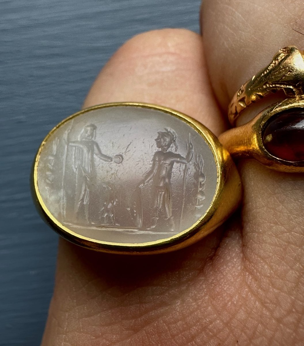 Bague en or massif 22ct sertie d'une large intaille romaine sur calcédoine. Jupiter et Mars.-photo-1