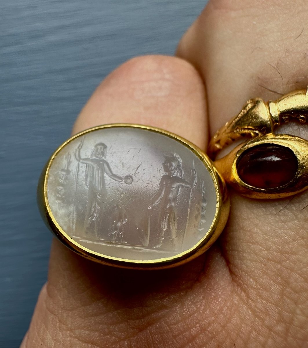 Bague en or massif 22ct sertie d'une large intaille romaine sur calcédoine. Jupiter et Mars.