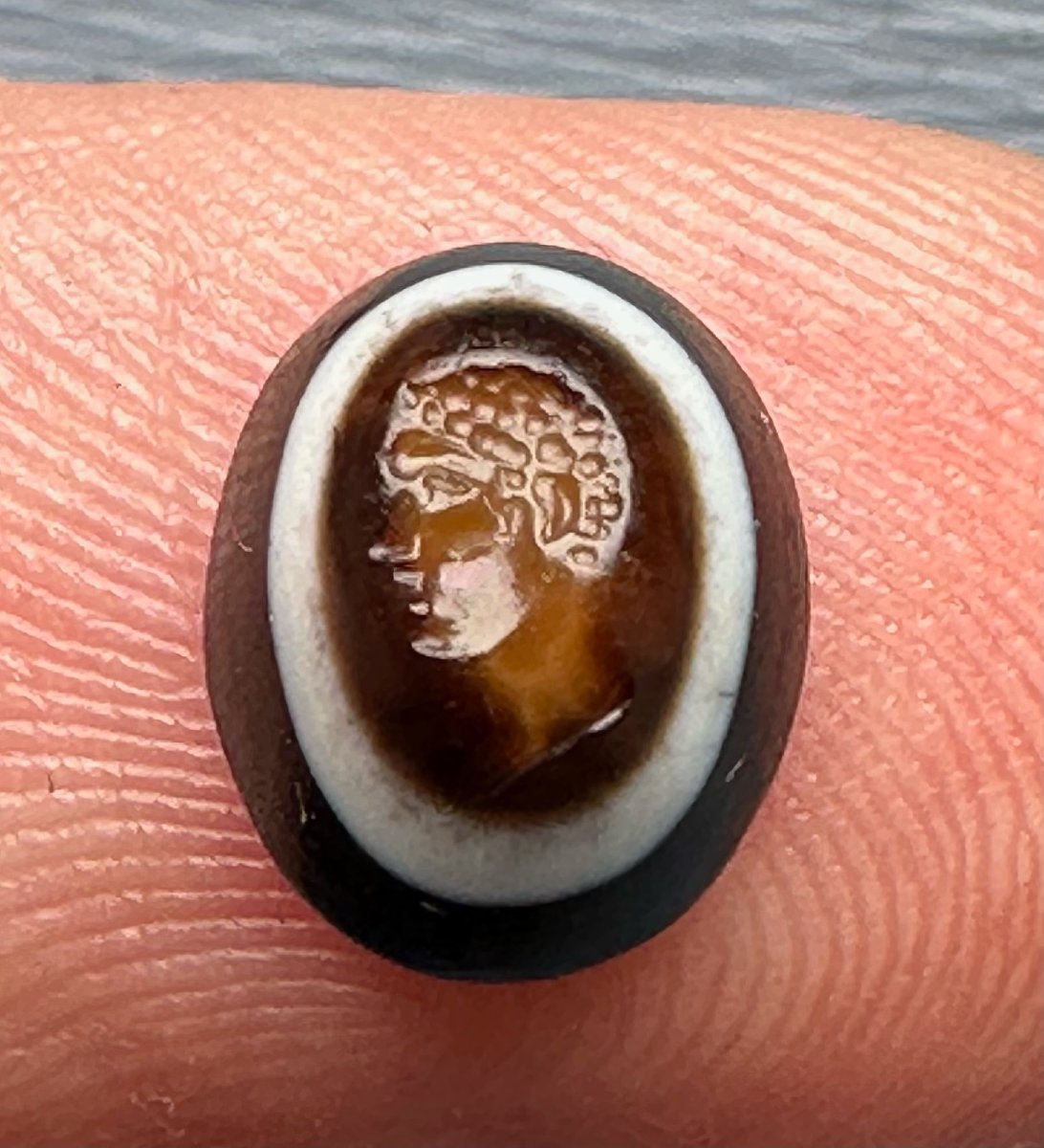 Intaille romaine sur agate à trois strates. Portrait d'Hercule jeune.-photo-3