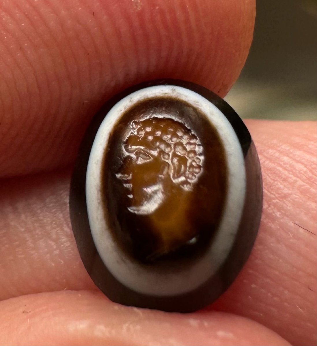 Intaille romaine sur agate à trois strates. Portrait d'Hercule jeune.-photo-4