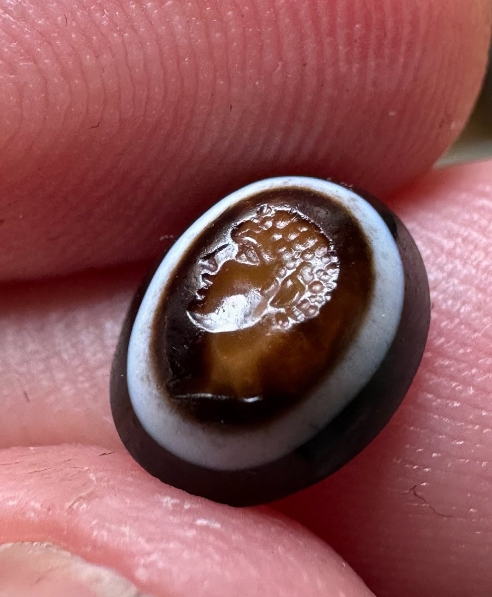Intaille romaine sur agate à trois strates. Portrait d'Hercule jeune.-photo-2