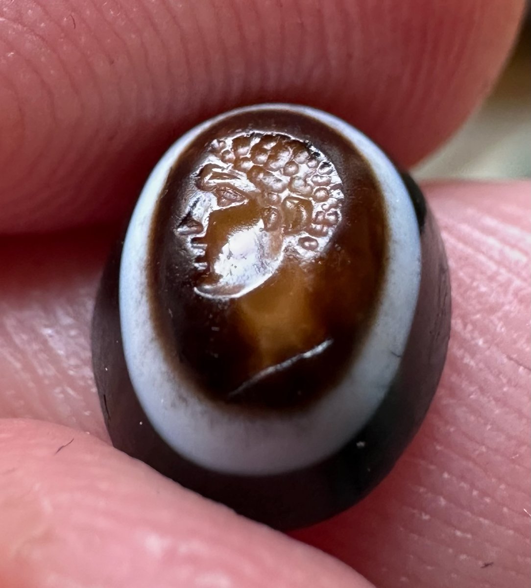Intaille romaine sur agate à trois strates. Portrait d'Hercule jeune.-photo-4