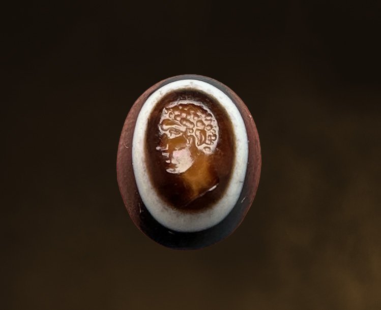 Intaille romaine sur agate à trois strates. Portrait d'Hercule jeune.