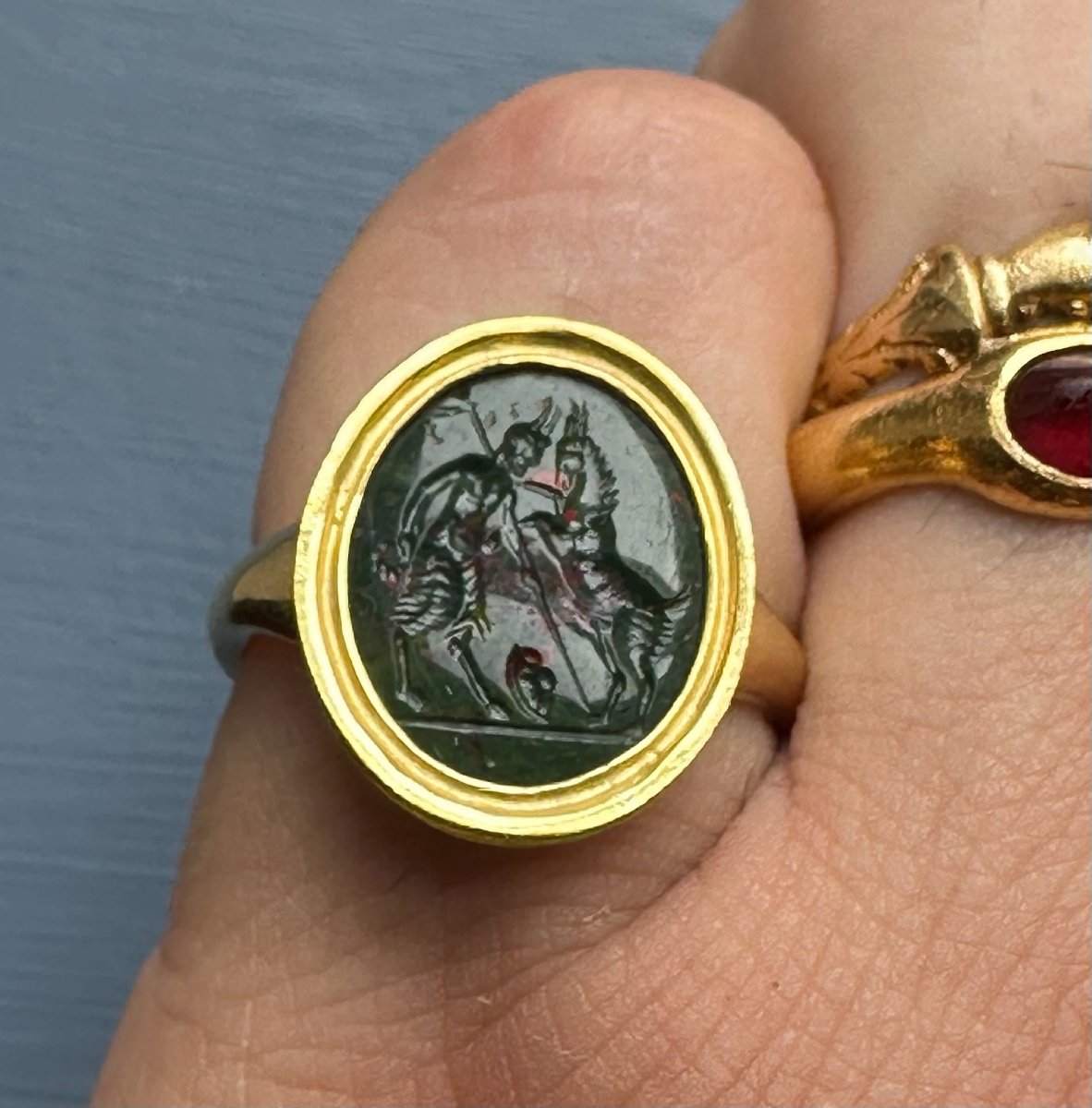 Bague avec intaille Renaissance ou antérieure sur jaspe héliotrope. Satyre et chèvre.-photo-2