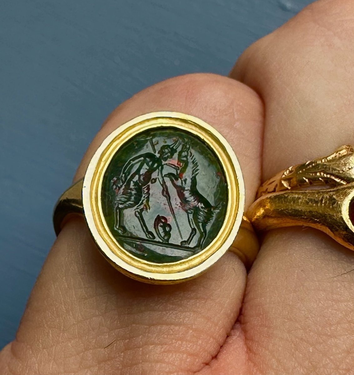 Bague avec intaille Renaissance ou antérieure sur jaspe héliotrope. Satyre et chèvre.-photo-3