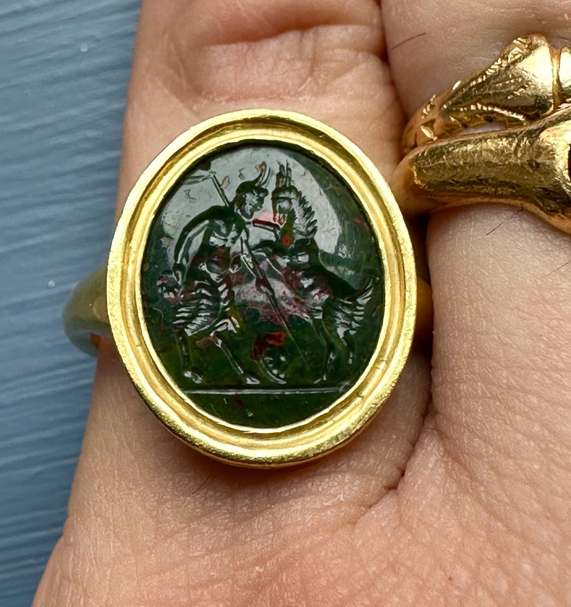 Bague avec intaille Renaissance ou antérieure sur jaspe héliotrope. Satyre et chèvre.