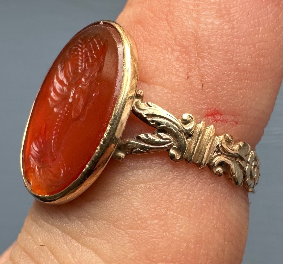 Bague en or Grand Tour à intaille en cornaline, portrait d'une matrone romaine-photo-1