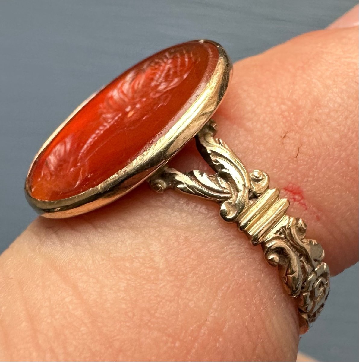 Bague en or Grand Tour à intaille en cornaline, portrait d'une matrone romaine-photo-2