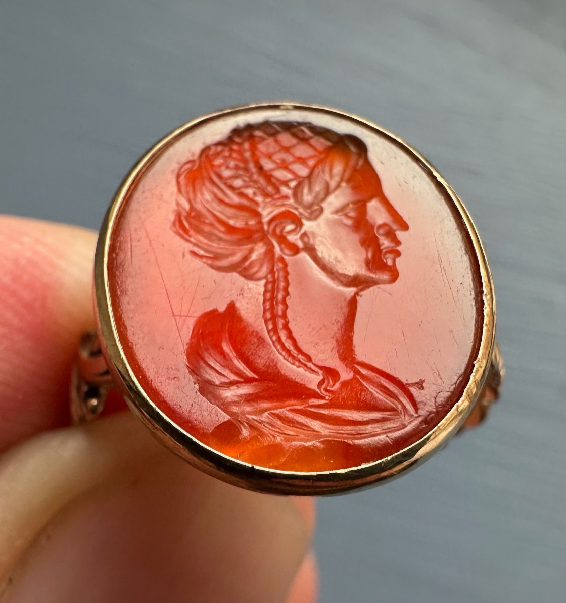 Bague en or Grand Tour à intaille en cornaline, portrait d'une matrone romaine