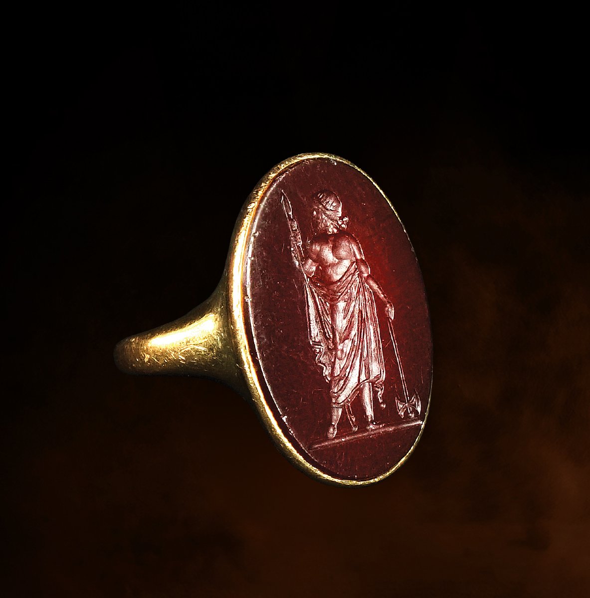 Intaille néoclassique en cornaline montée sur une bague en or 18 carats. Zeus Labraundos-photo-2