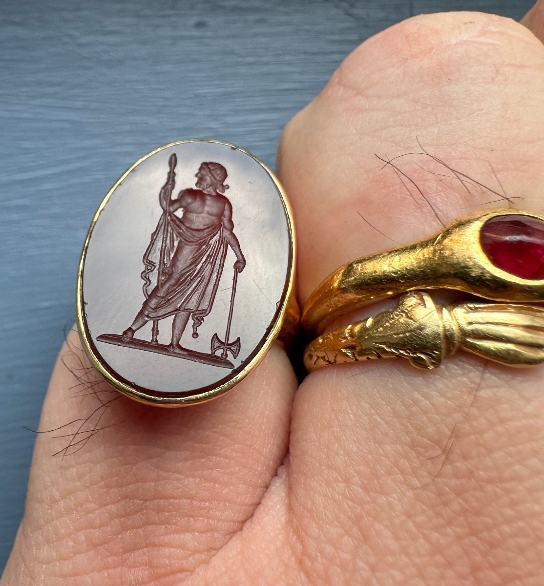 Intaille néoclassique en cornaline montée sur une bague en or 18 carats. Zeus Labraundos-photo-3
