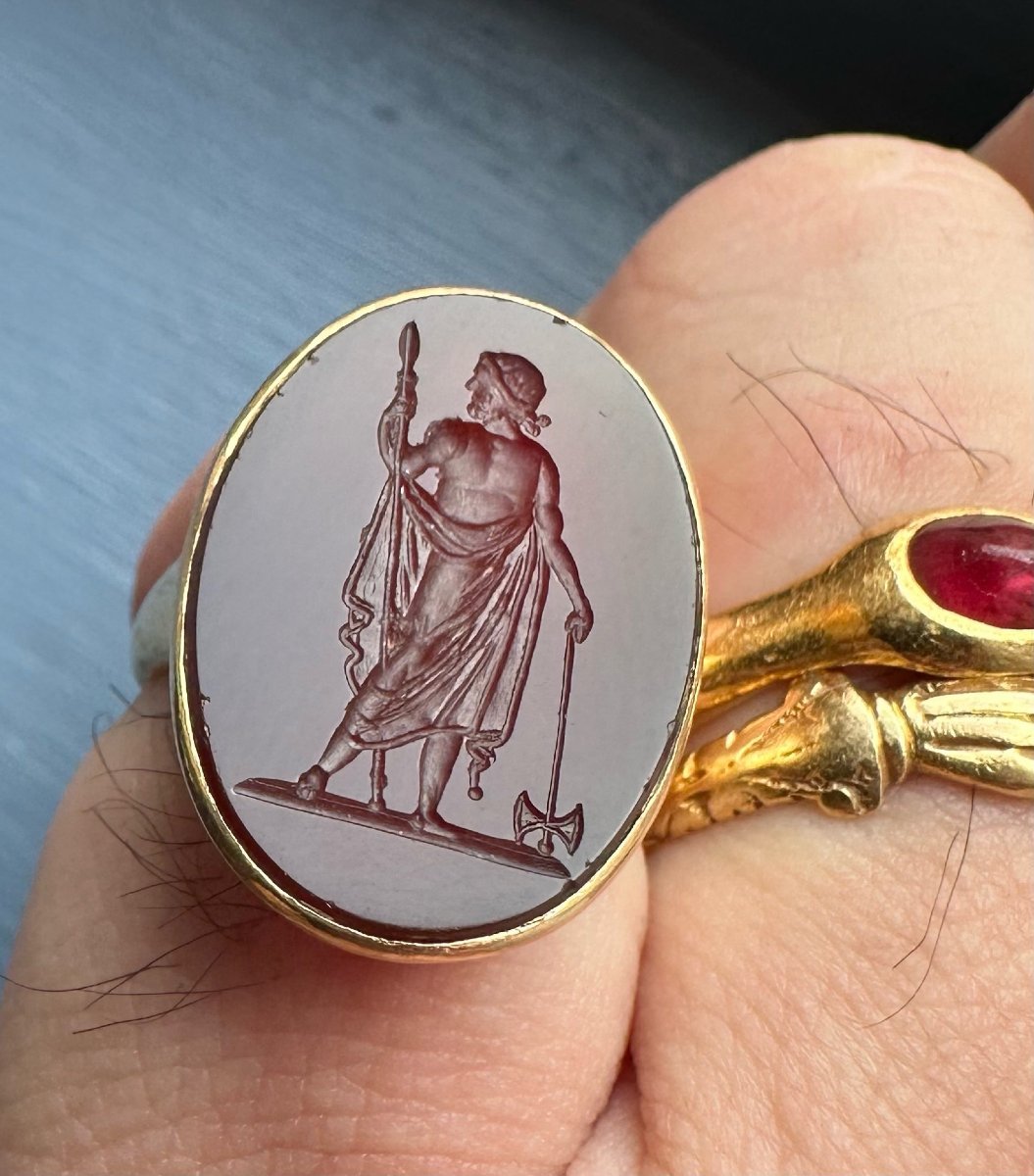 Intaille néoclassique en cornaline montée sur une bague en or 18 carats. Zeus Labraundos-photo-4