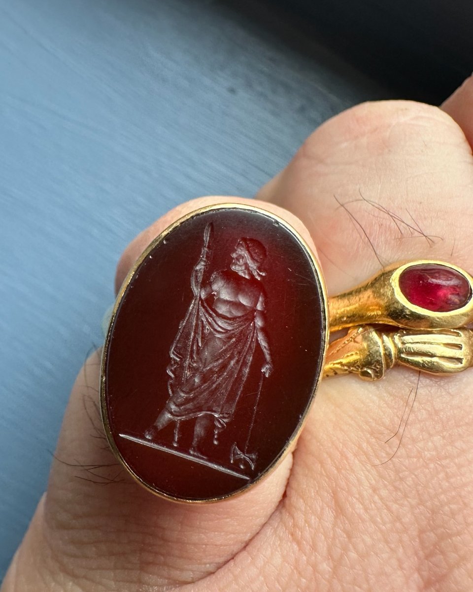 Intaille néoclassique en cornaline montée sur une bague en or 18 carats. Zeus Labraundos-photo-1