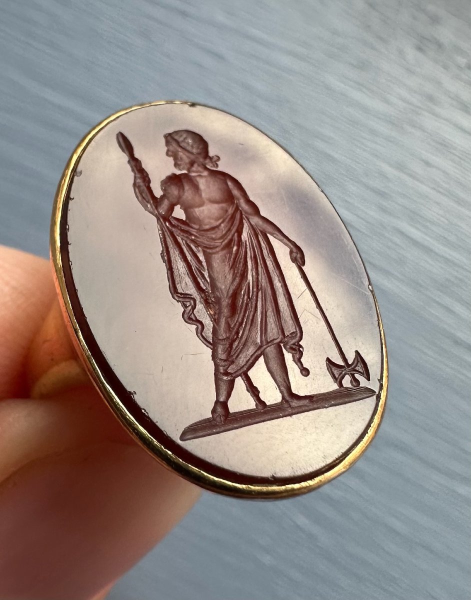 Intaille néoclassique en cornaline montée sur une bague en or 18 carats. Zeus Labraundos