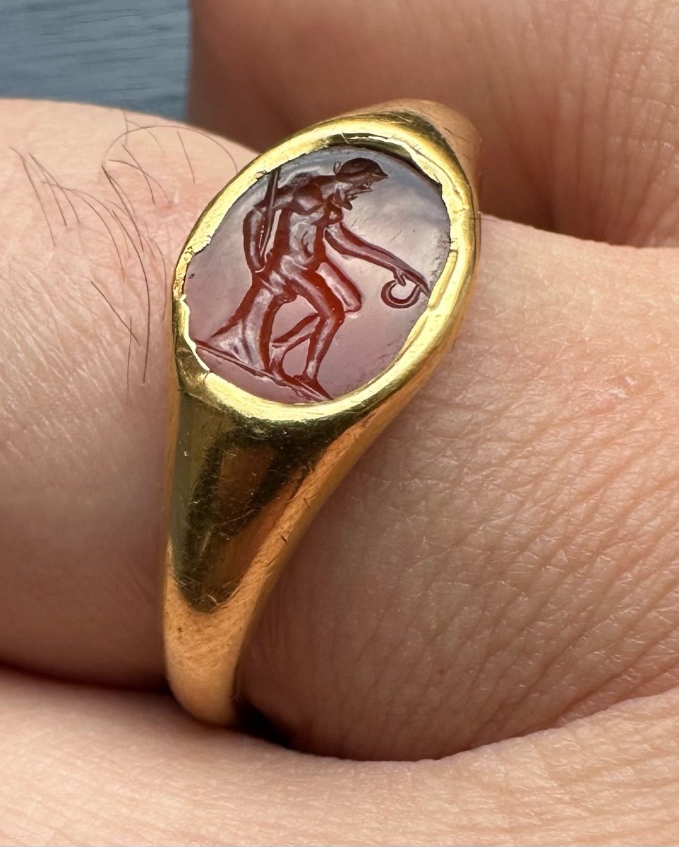 Bague Renaissance tardive (ou antérieure) en or sertie d'une intaille en cornaline. Vieil homme-photo-2