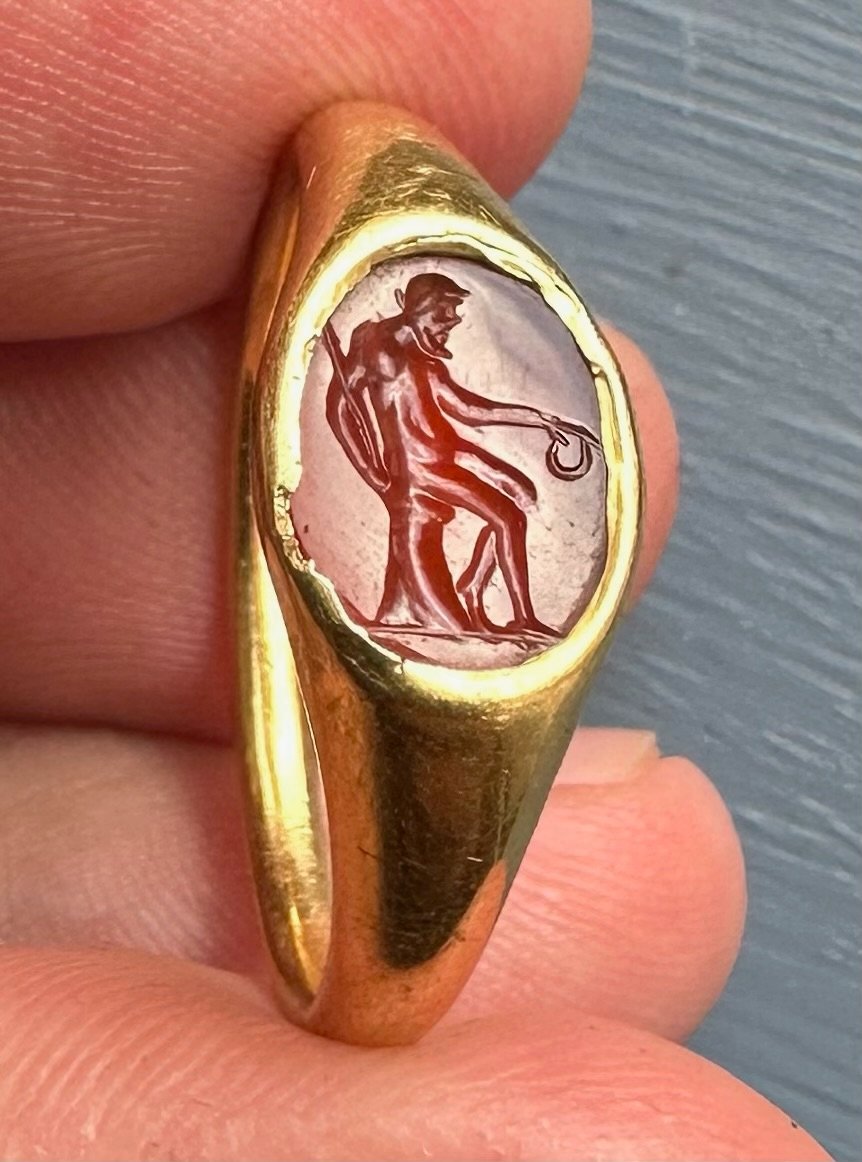 Bague Renaissance tardive (ou antérieure) en or sertie d'une intaille en cornaline. Vieil homme