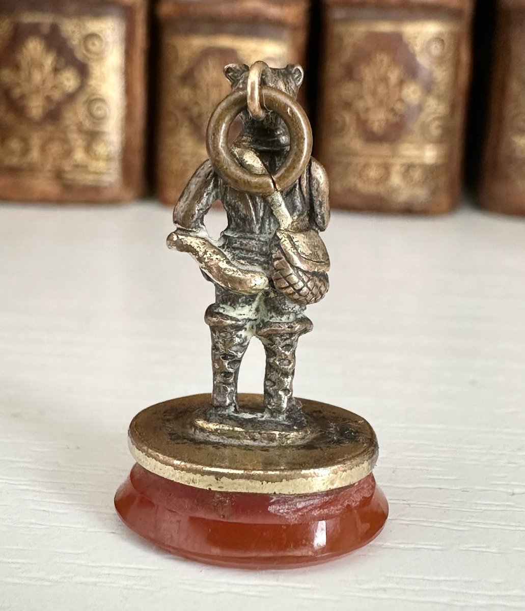 Cachet-breloque français du XIXe siècle en métal doré, serti d'une intaille.-photo-2