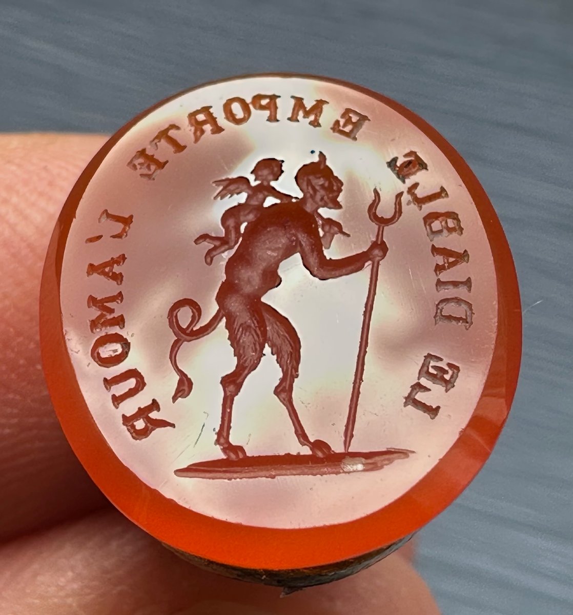 Cachet-breloque français du XIXe siècle en métal doré, serti d'une intaille.-photo-3