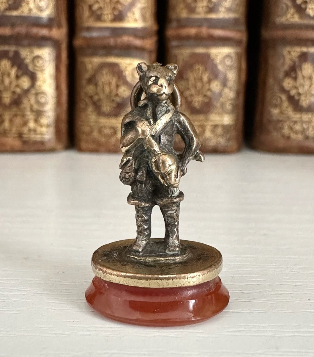 Cachet-breloque français du XIXe siècle en métal doré, serti d'une intaille.