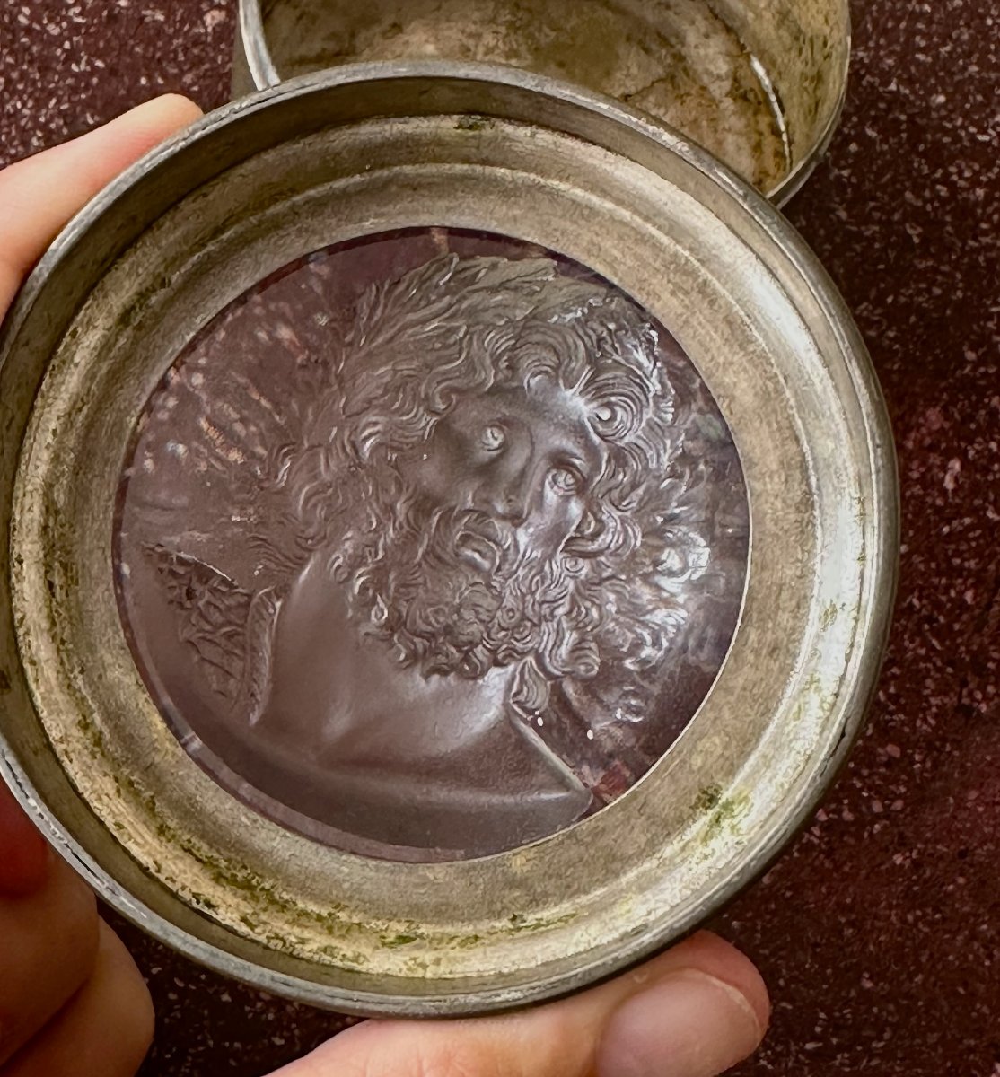 Tabatière en laiton argenté du début du XIXe siècle, avec camée sur pâte de verre. Jupiter.-photo-1