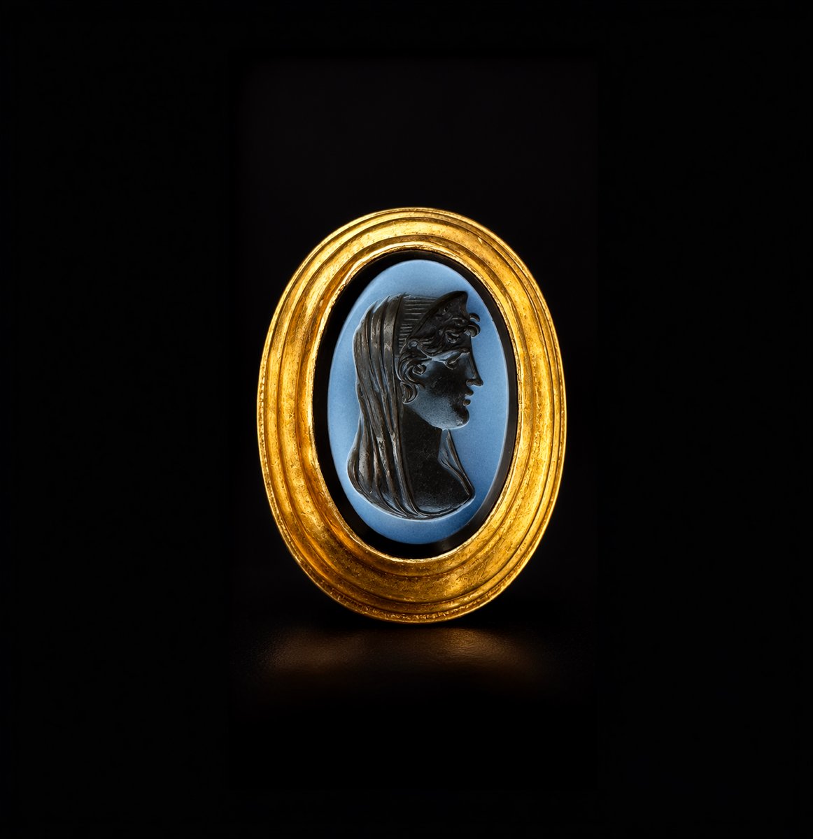 Bague massive du XIXe siècle en or ciselé, sertie d'une intaille sur nicolo. Portrait de Junon.