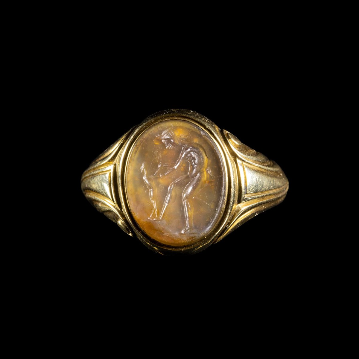 Roman Chalcedony Intaglio Depicting A Young Satyr Dancing With A Child, Set In A 19th-century Gold Ring-photo-2