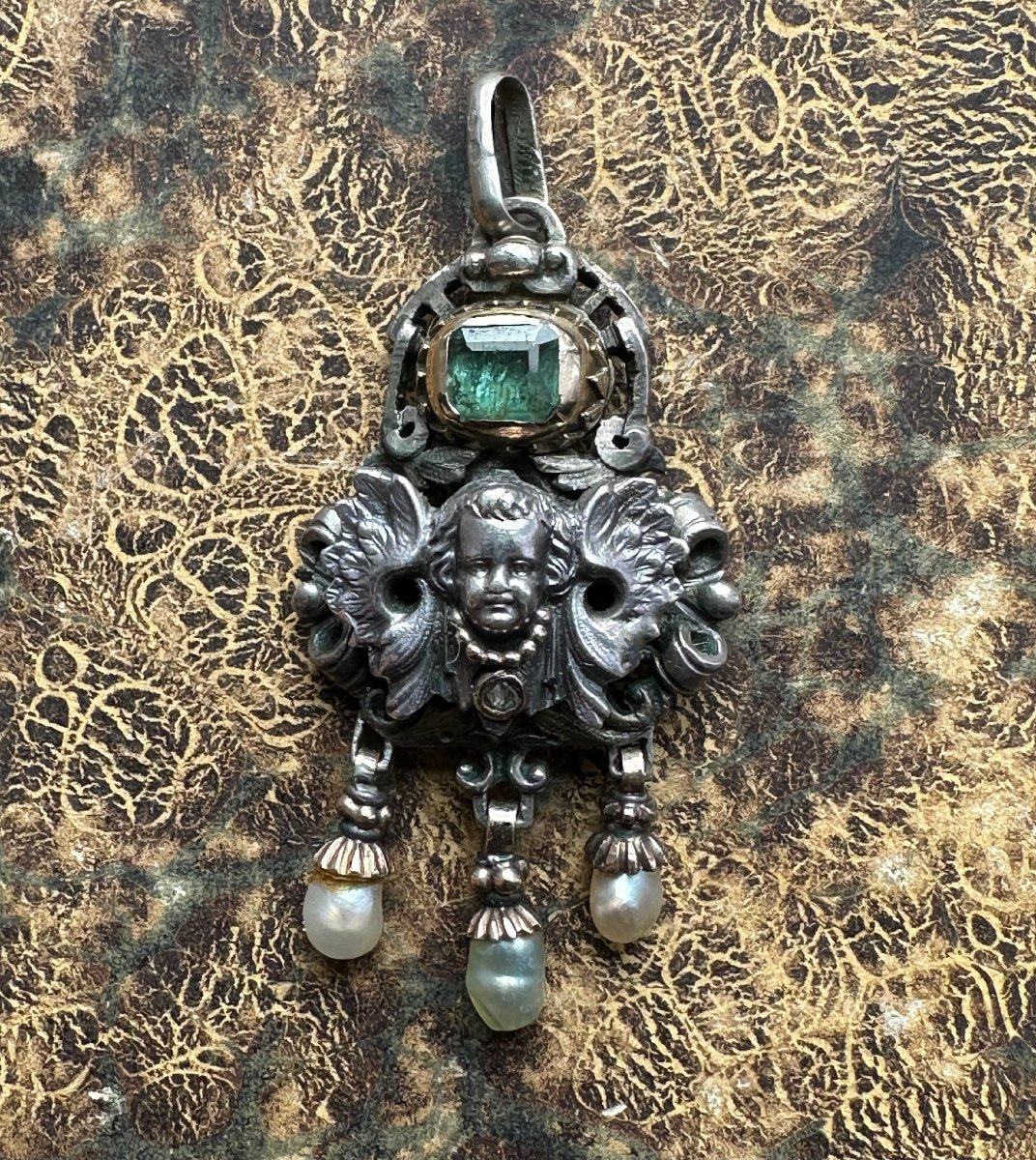 Neo-renaissance Pendant Featuring A Cherub, Made Of Silver, Emerald, Diamond, And Pearls-photo-2