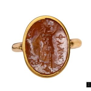 BAGUE EN OR SERTIE D'UNE INTAILLE ROMAINE SUR CORNALINE. SOL INVICTUS.