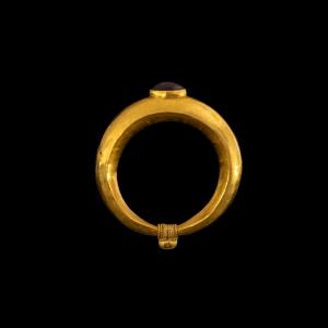 Bague romaine en or sertie d'un grenat cabochon.