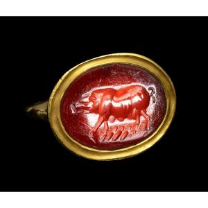 Intaille romaine sertie dans une bague en or. Truie. 