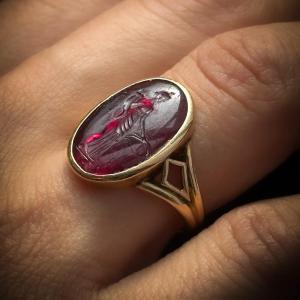 Intaille hellénistique sur grenat sertie dans une bague en or XIXe. Tyche.