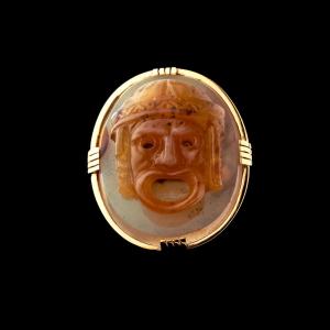 Bague en or sertie d'un camée Néoclassique sur agate — Masque tragique de théâtre