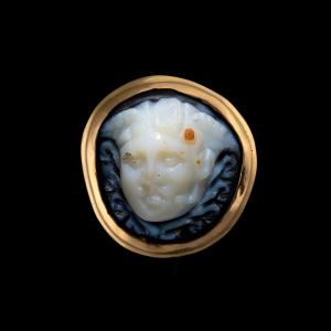 A Gold Ring Set With A Roman Onyx Cameo. Head Of Gorgoneion.