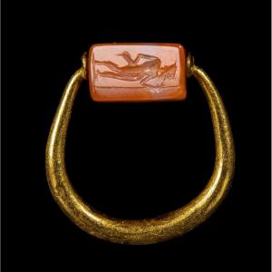 Bague gréco-perse en or pivotante avec un sceau gravé sur cornaline. Mercure et personnage