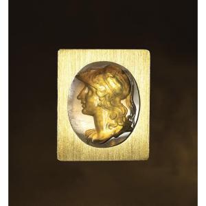 Carlo Costanzi (attribué à). Belle intaille en calcédoine montée sur une broche-pendentif 
