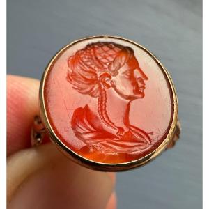 Bague en or Grand Tour à intaille en cornaline, portrait d'une matrone romaine