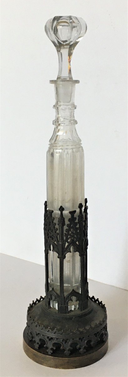 Flacon à Eau De Mélisse Cristal Et Bronze Vers 1830 Décor Cathédrale