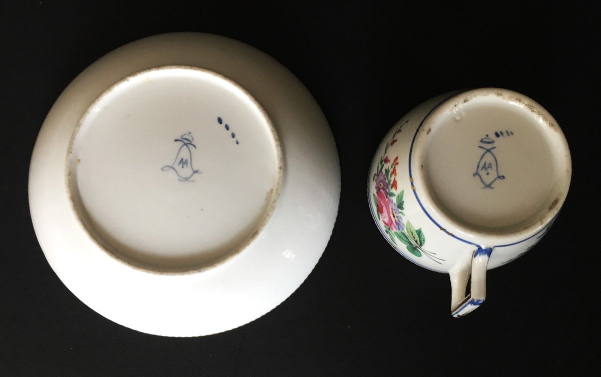 Tasse En Porcelaine De Sèvres De 1778 Marque De Sèvres Et Lettes Double A, Décor De Fleurs-photo-3