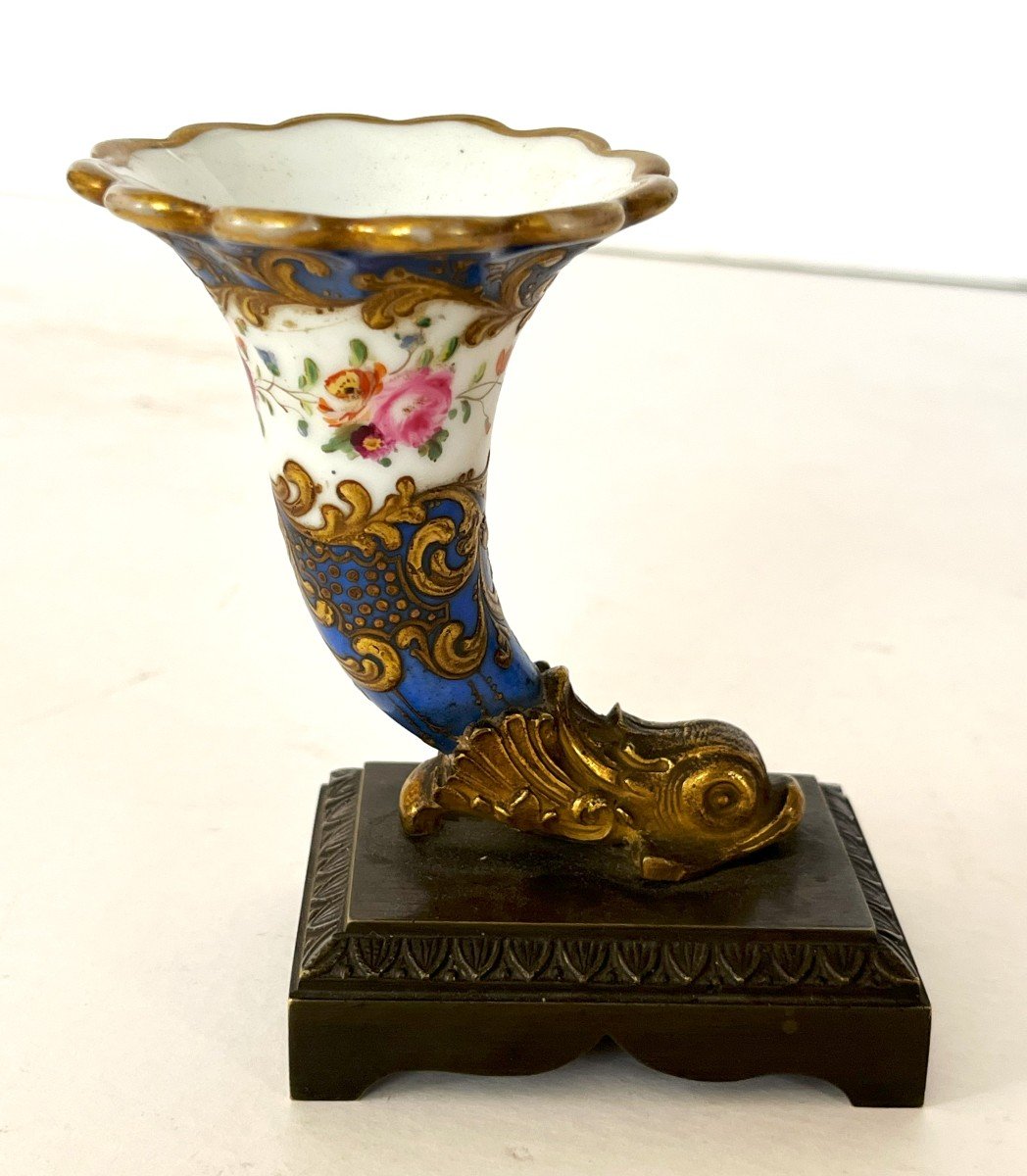 Rython En Porcelaine Et Bronze Doré d'époque Charles X