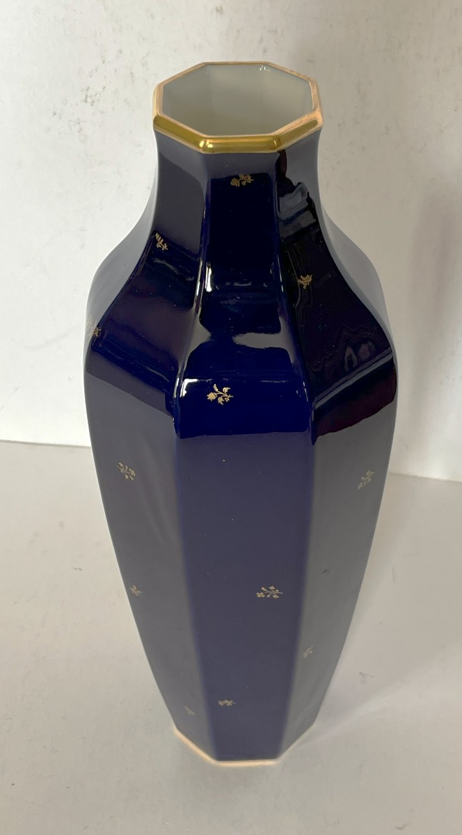 Vase octogonal en Porcelaine de Sèvres daté 1948, décor de fleurs sur fond bleu de four.-photo-2