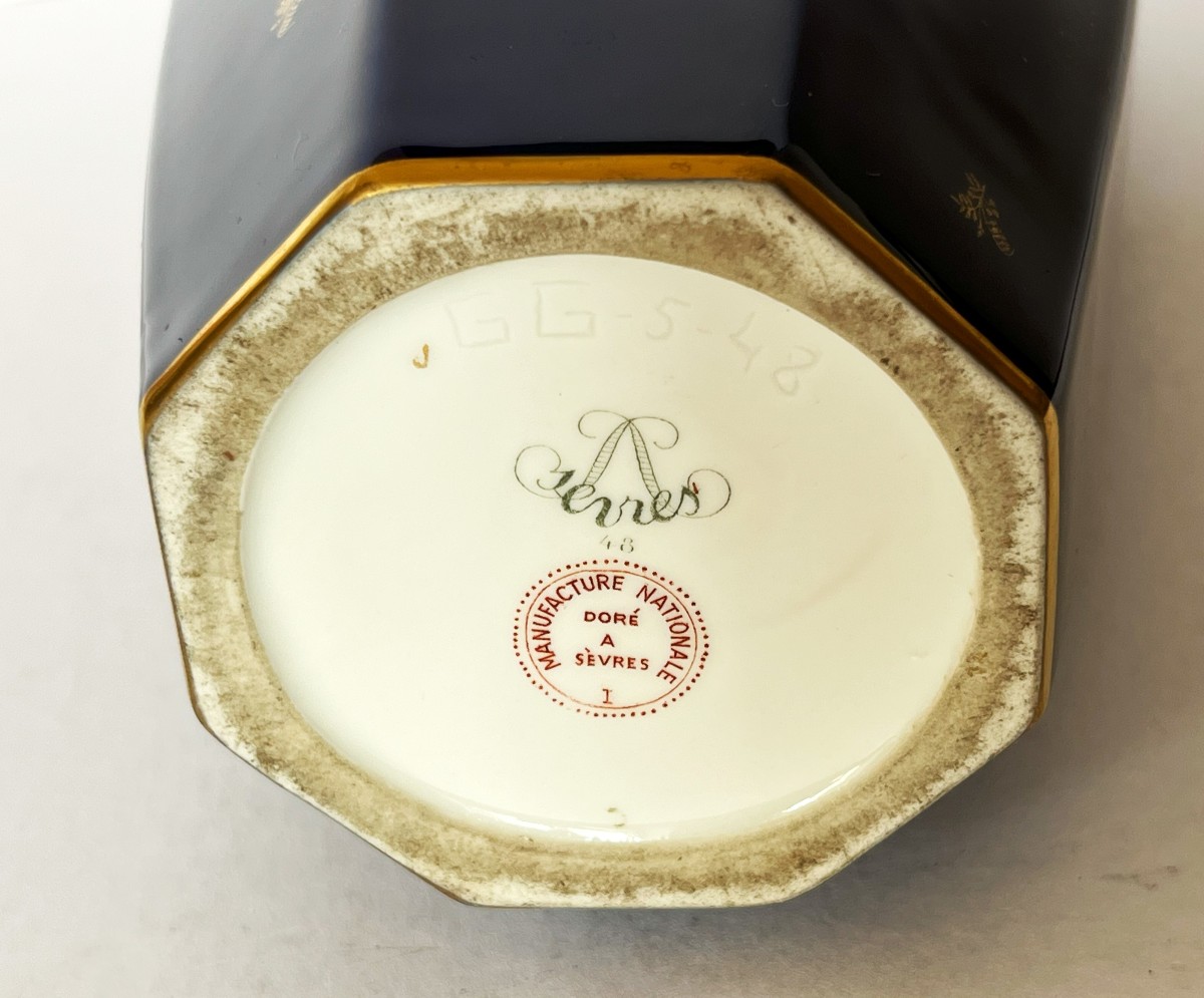 Vase octogonal en Porcelaine de Sèvres daté 1948, décor de fleurs sur fond bleu de four.-photo-3