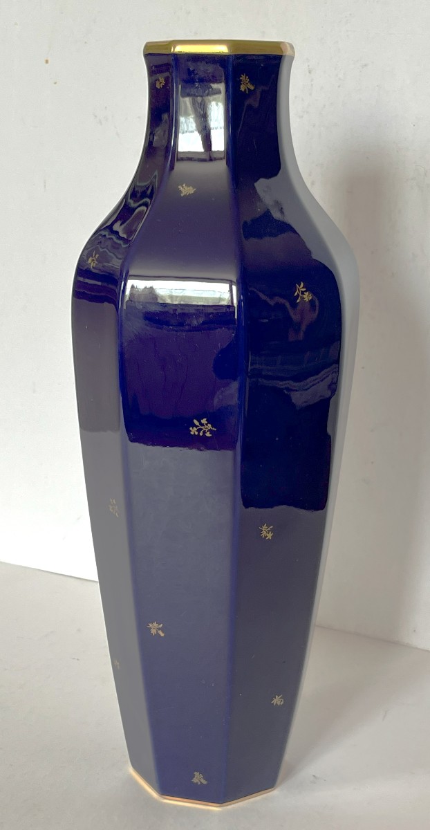 Vase octogonal en Porcelaine de Sèvres daté 1948, décor de fleurs sur fond bleu de four.-photo-4
