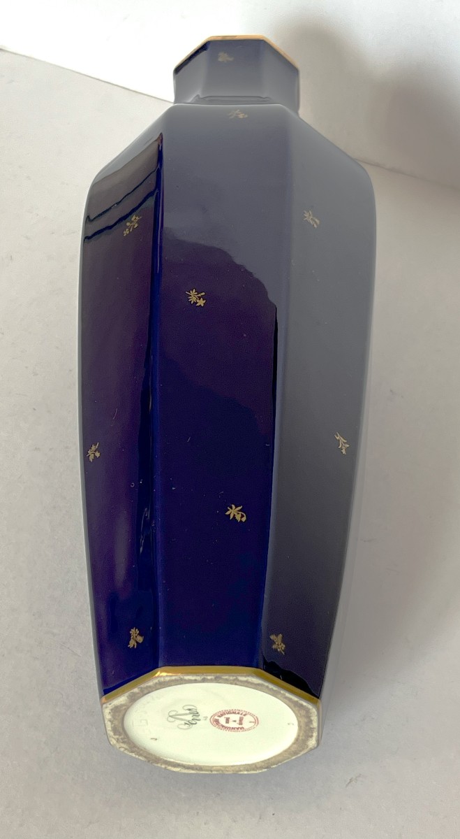 Vase octogonal en Porcelaine de Sèvres daté 1948, décor de fleurs sur fond bleu de four.-photo-2