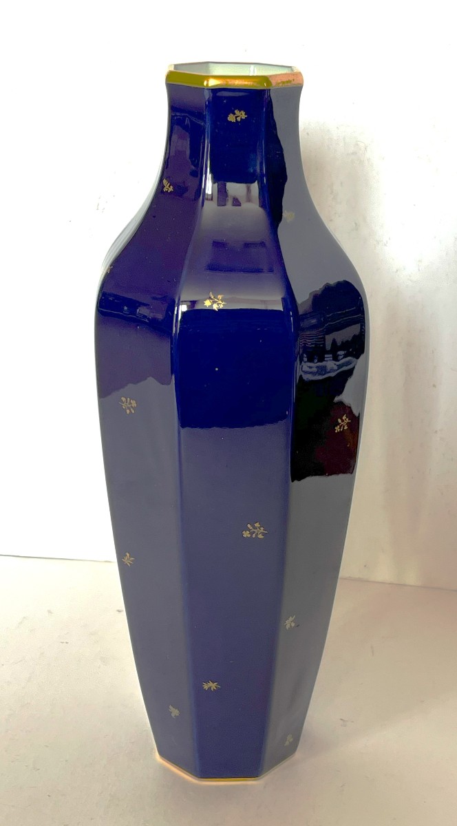 Vase octogonal en Porcelaine de Sèvres daté 1948, décor de fleurs sur fond bleu de four.