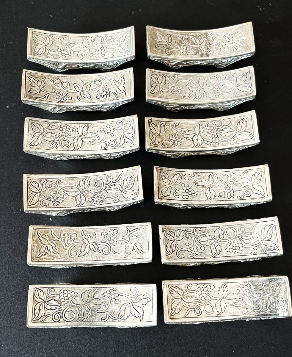 Chine ou Indochine, 12 porte couteaux ou porte baguettes en argent
