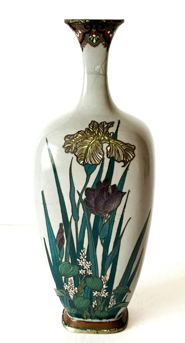 Japon période Meiji, vase en cuivre émaillé et peint d'un décor floral.