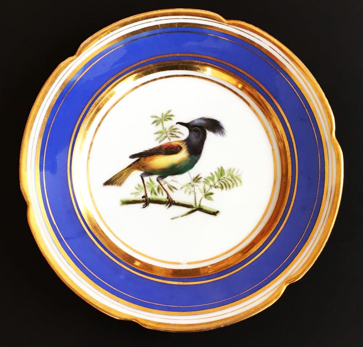 Assiette d'époque restauration en porcelaine de Paris à décor d'oiseau.