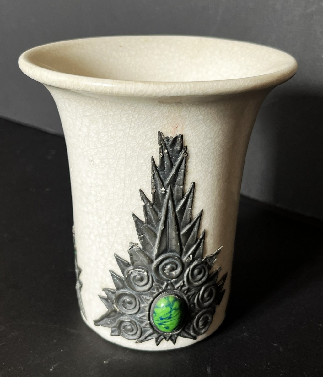 Boch La Louvière, vase Art Nouveau en céramique, étain et cabochons.